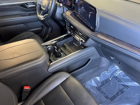 Used 2025 Chevrolet Suburban LT RWD image 19