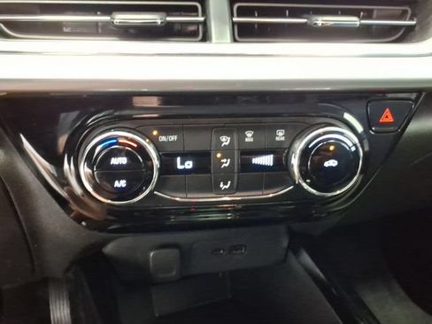 Used 2024 Chevrolet Trax LT FWD image 21