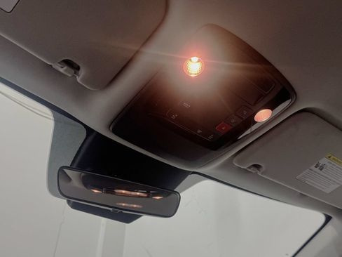 Used 2025 Kia Carnival FWD image 31
