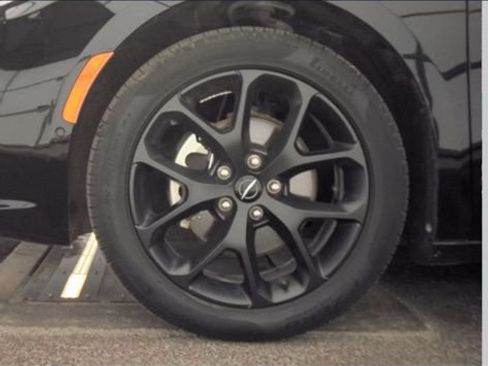 Used 2024 Chrysler Pacifica Limited w/ S Appearance Package FWD image 9