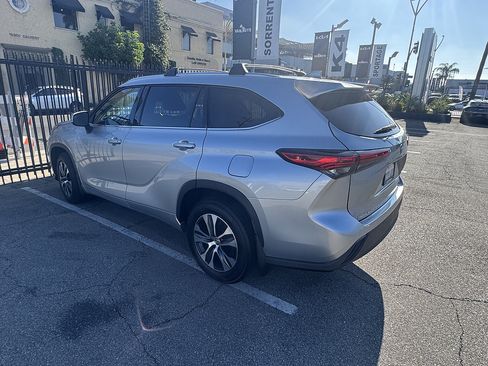 Used 2021 Toyota Highlander XLE FWD image 4