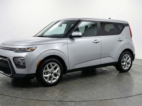 Used 2025 Kia Soul LX w/ LX Technology Package FWD image 3