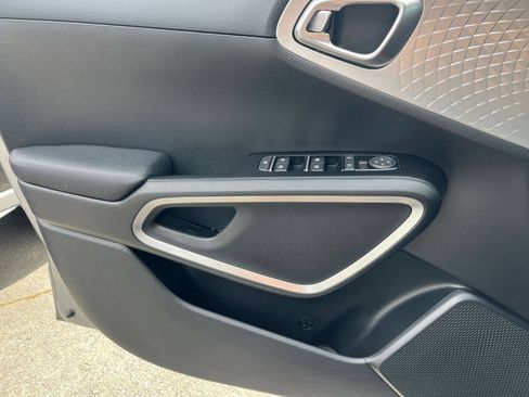 Used 2025 Kia Soul LX w/ LX Technology Package FWD image 18