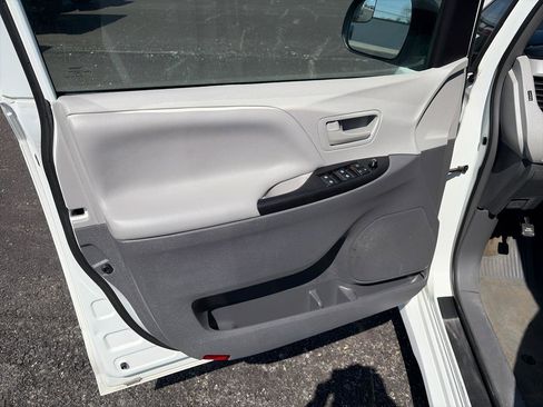 Used 2019 Toyota Sienna L image 9