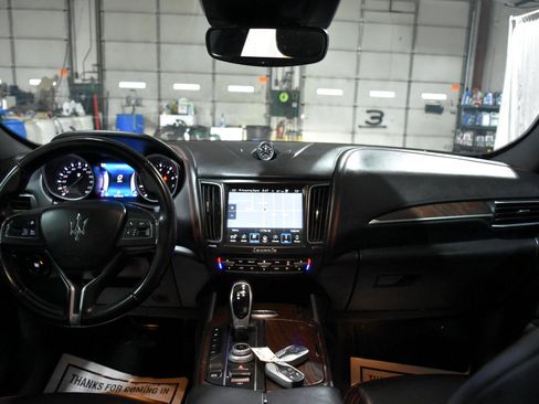 Used 2017 Maserati Levante w/ Luxury Package image 13