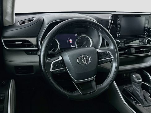 Used 2022 Toyota Highlander XLE FWD image 18