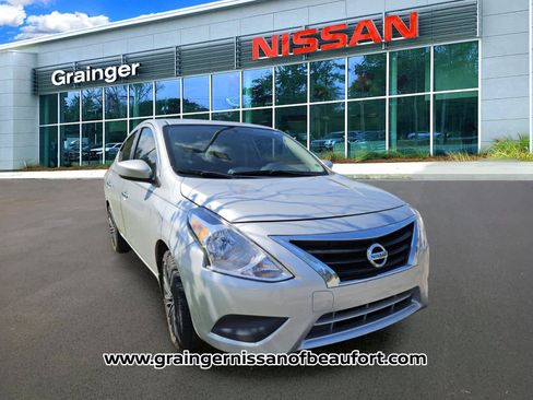 Used 2019 Nissan Versa SV FWD image 2