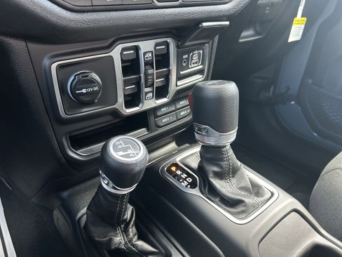 New 2025 Jeep Gladiator Sport image 21