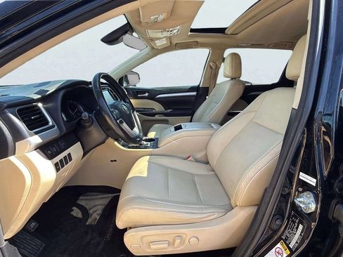 Used 2018 Toyota Highlander XLE AWD/4WD image 17