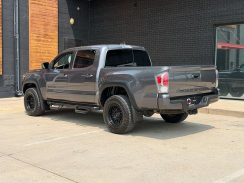 Used 2020 Toyota Tacoma TRD Off-Road w/ TRD Premium Off Road Package AWD/4WD image 3