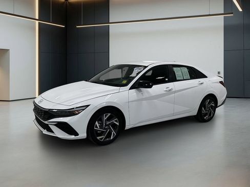 Certified 2025 Hyundai Elantra Sport FWD image 1