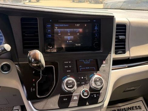 Used 2015 Toyota Sienna XLE image 10