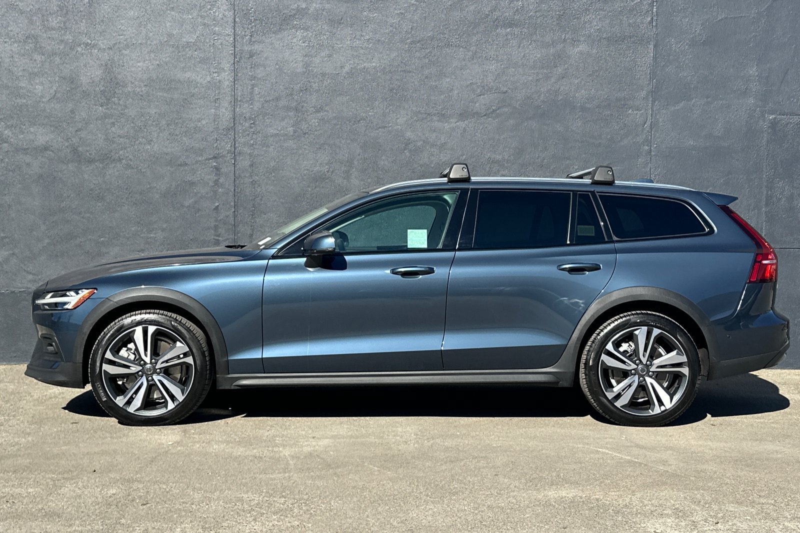 Certified 2025 Volvo V60 B5 Cross Country Plus w/ Protection Package Premier AWD/4WD image 6
