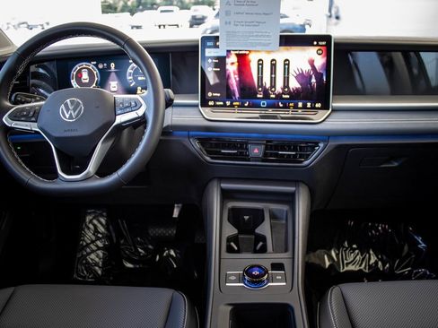 Certified 2025 Volkswagen Tiguan SE image 31