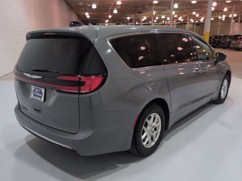 Used 2023 Chrysler Pacifica Touring-L FWD image 3