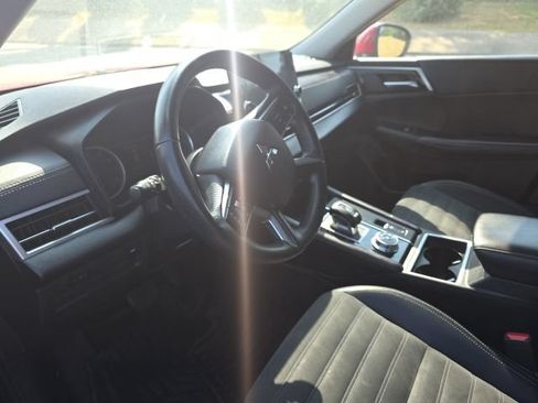 Used 2024 Mitsubishi Outlander SE Black Edition FWD image 12