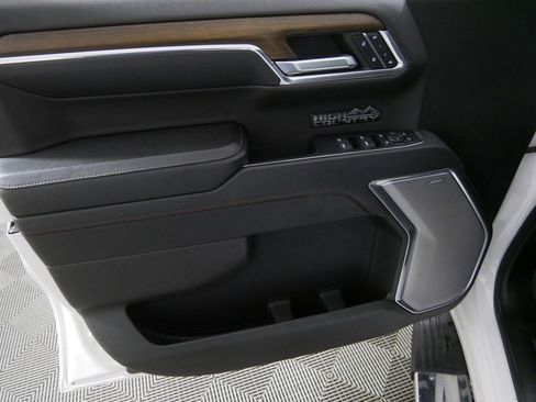 Used 2023 Chevrolet Silverado 1500 High Country w/ Technology Package image 12