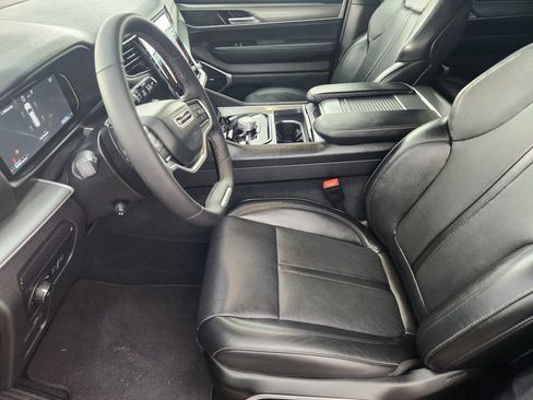 Used 2025 Jeep Wagoneer L 4WD image 12