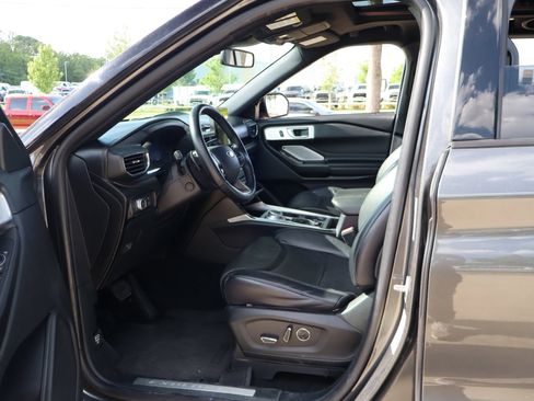Used 2020 Ford Explorer Platinum w/ Premium Technology Package AWD/4WD image 26
