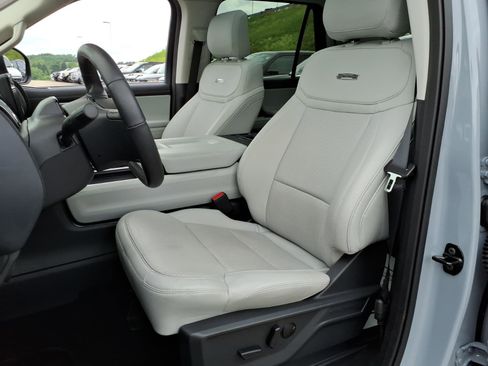 Used 2025 Ford Expedition Platinum w/ Driver's Package AWD/4WD image 8
