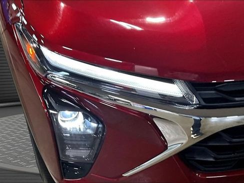 Certified 2025 Chevrolet Trax LT w/ LT Convenience Package FWD image 31