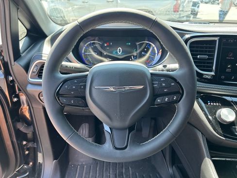 Used 2022 Chrysler Pacifica Limited w/ S Appearance Package FWD image 22