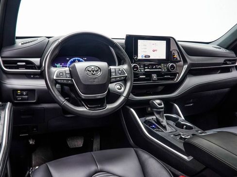Used 2025 Toyota Highlander XSE AWD/4WD image 16