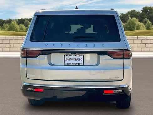 Used 2024 Jeep Wagoneer L Series II w/ Flexible Seating Group AWD/4WD image 4