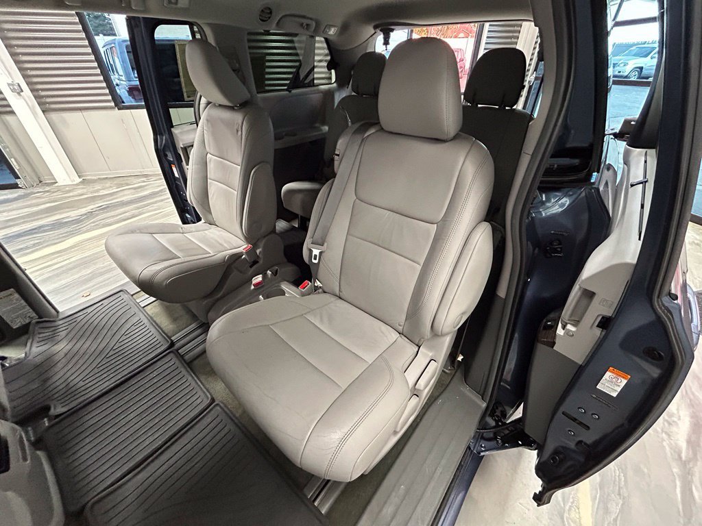 Used 2015 Toyota Sienna XLE FWD image 9