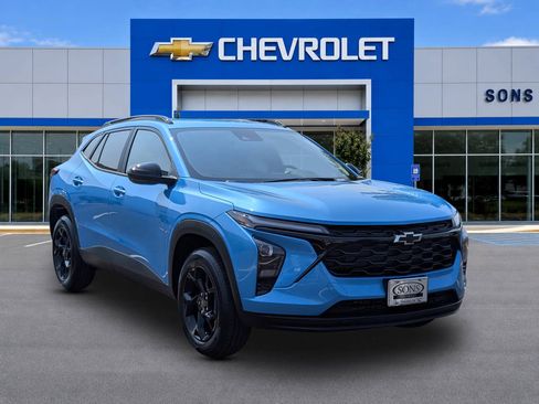 New 2026 Chevrolet Trax LT w/ Midnight Edition FWD image 3