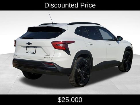 Used 2025 Chevrolet Trax ACTIV w/ Driver Confidence Package FWD image 3