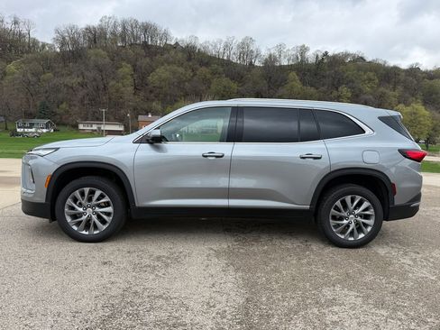 Used 2025 Buick Enclave Preferred AWD/4WD image 8