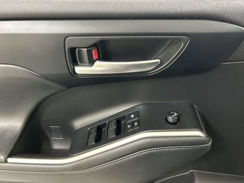 Used 2022 Toyota Highlander XLE AWD/4WD image 11