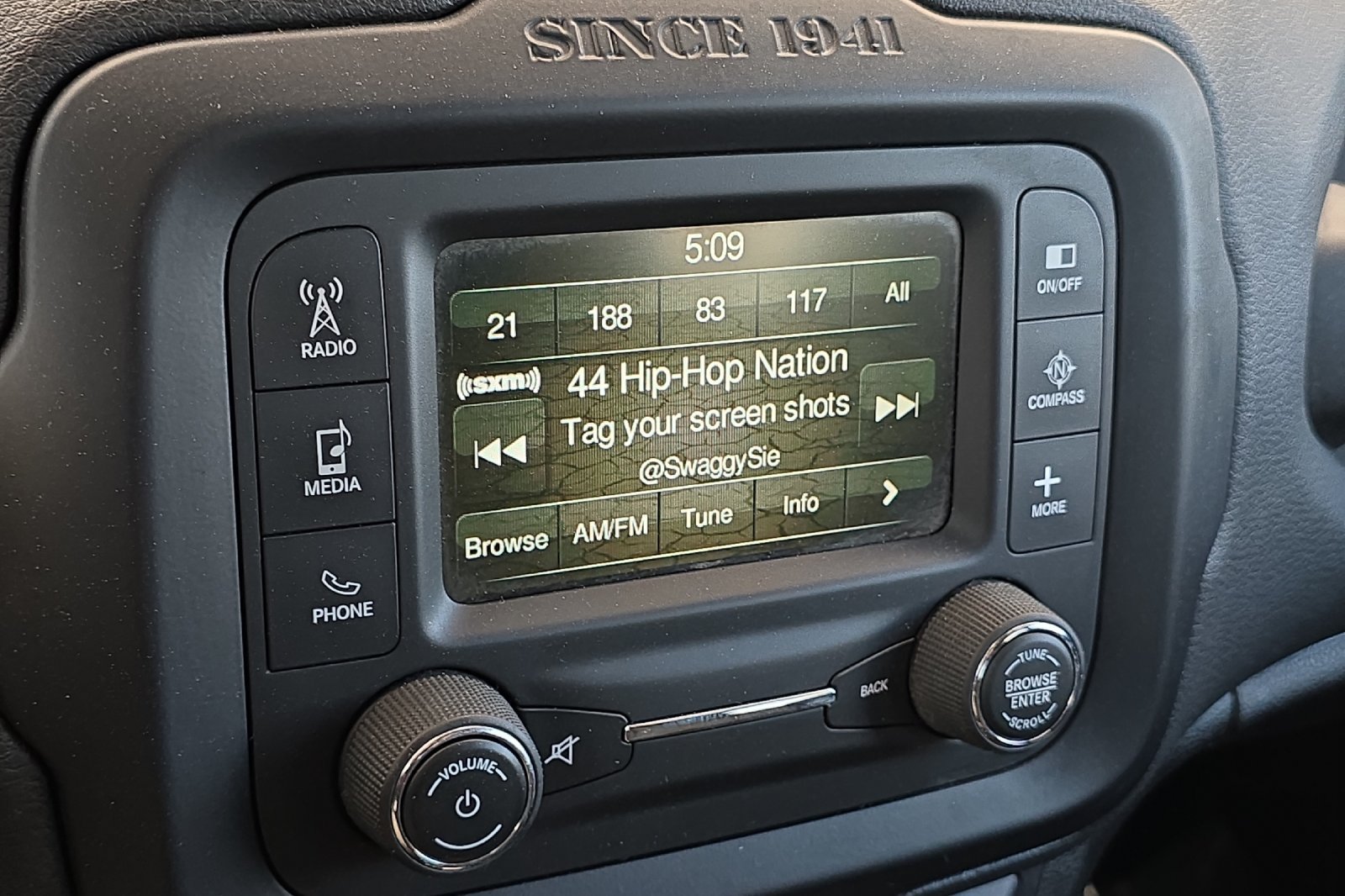 Used 2015 Jeep Renegade Latitude AWD/4WD image 18