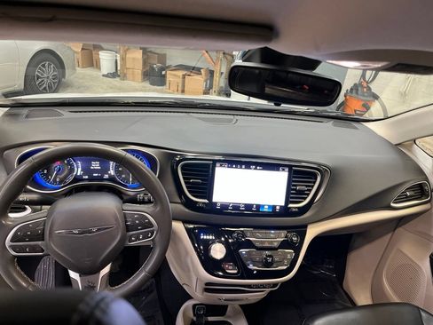 Used 2023 Chrysler Pacifica Touring-L FWD image 22