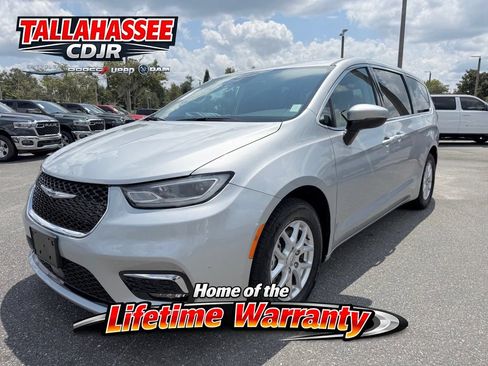 Used 2023 Chrysler Pacifica Touring-L FWD image 8