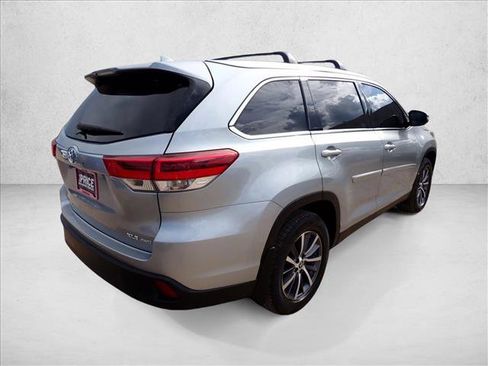 Used 2019 Toyota Highlander XLE AWD/4WD image 4