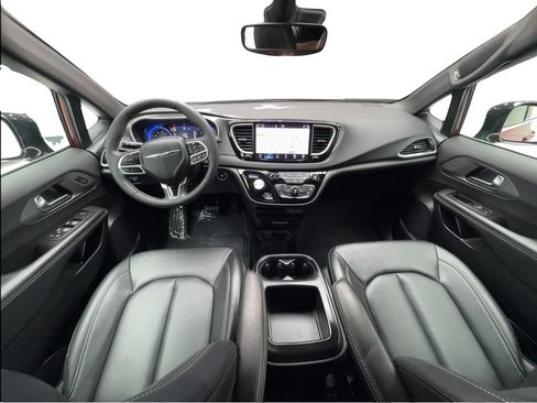 Used 2025 Chrysler Pacifica Select FWD image 37