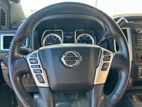 Used 2019 Nissan Titan SV w/ SV Convenience Package image 18