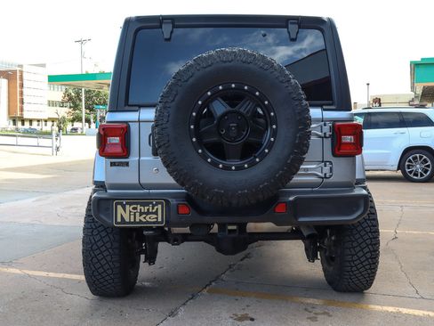 Used 2018 Jeep Wrangler Unlimited Sahara w/ Safety Group AWD/4WD image 6
