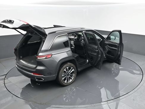 Used 2022 Jeep Grand Cherokee Overland w/ Luxury Tech Group IV AWD/4WD image 29