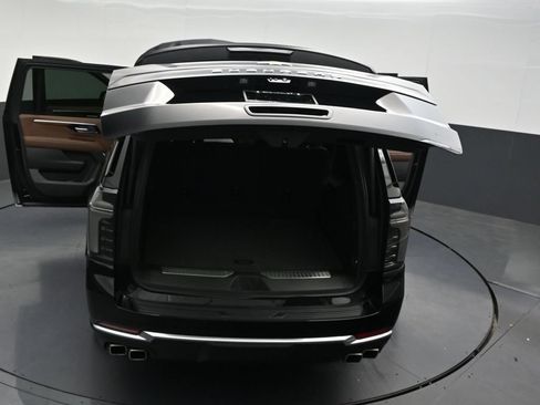 Used 2026 Chevrolet Suburban High Country AWD/4WD image 37