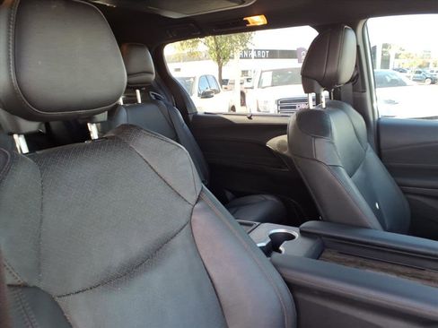 Used 2025 Toyota Sienna Platinum image 12