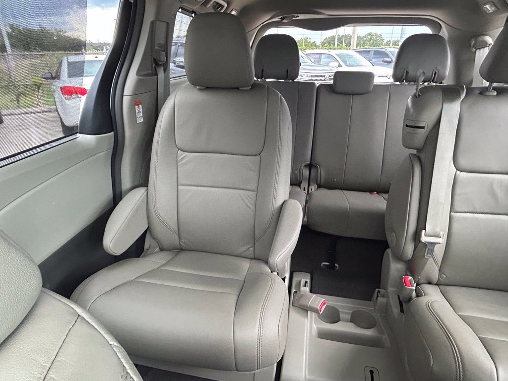 Used 2016 Toyota Sienna XLE FWD image 12