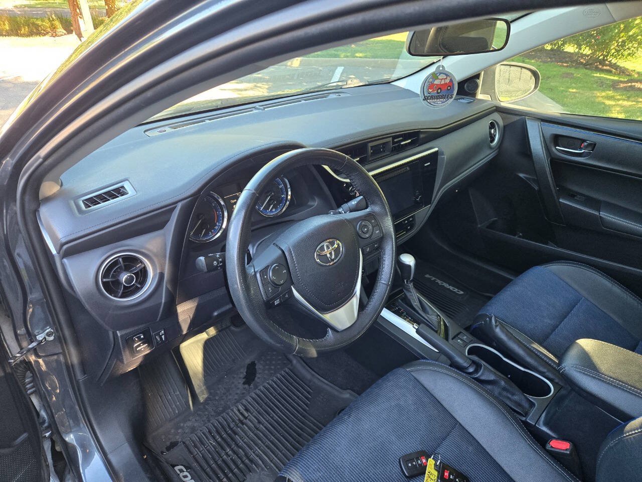 Used 2017 Toyota Corolla SE w/ SE Premium Package FWD image 12