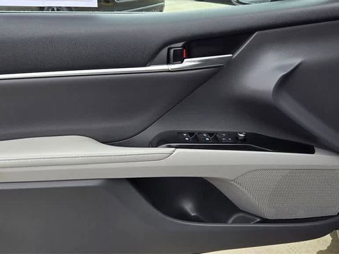 Used 2020 Toyota Camry XLE image 17