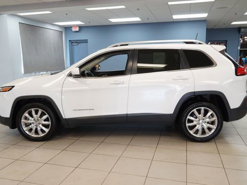 Used 2017 Jeep Cherokee Limited FWD image 2