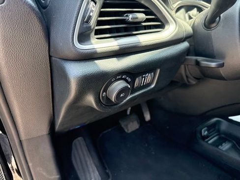 Used 2025 Chrysler Pacifica Select FWD image 19