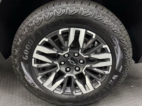 New 2026 Chevrolet Suburban Z71 image 12