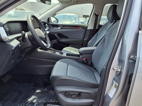 New 2025 Volkswagen Tiguan SE image 12